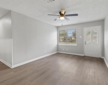 3847 Castle Hills Drive - Photo Thumbnail 4