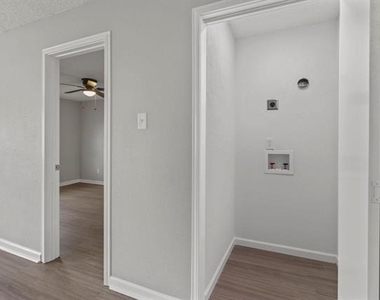 3847 Castle Hills Drive - Photo Thumbnail 9