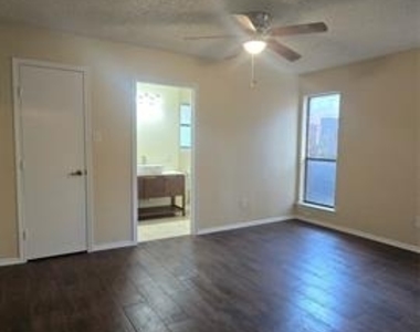 1117 Blue Carriage Lane N - Photo Thumbnail 17