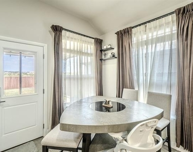 3105 Lionsgate Drive - Photo Thumbnail 6
