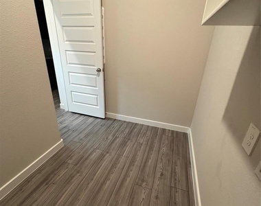 3258 Feller Lane - Photo Thumbnail 14
