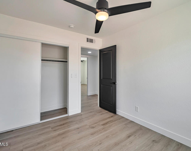 906 W Colgate Drive - Photo Thumbnail 12