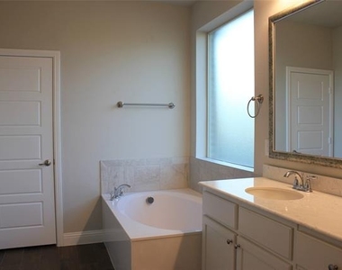 940 Parkside Drive - Photo Thumbnail 12