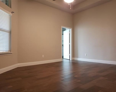 940 Parkside Drive - Photo Thumbnail 9