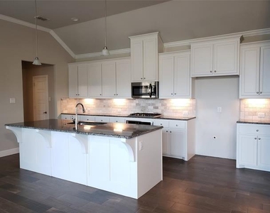 940 Parkside Drive - Photo Thumbnail 4