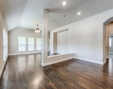 1722 Sherwood Drive - Photo Thumbnail 3
