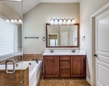 1722 Sherwood Drive - Photo Thumbnail 9