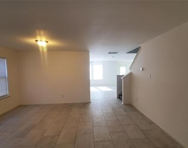 109 Southwestern Drive - Photo Thumbnail 6
