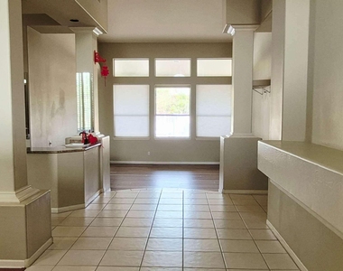10511 N 117th Place - Photo Thumbnail 8
