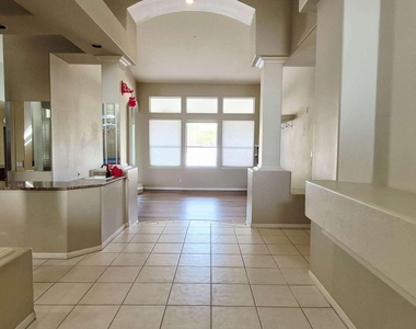 10511 N 117th Place - Photo Thumbnail 3