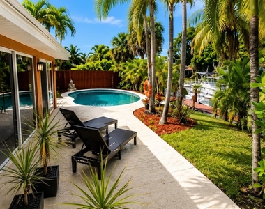 2041 Sw 23rd Avenue - Photo Thumbnail 3