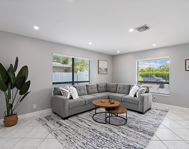 3370 Ne 5th Drive - Photo Thumbnail 2