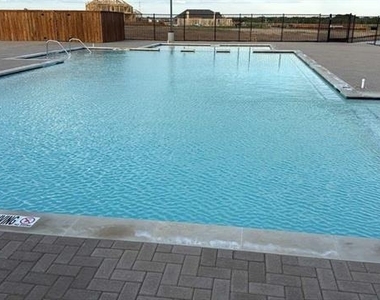 465 Willowmore Drive - Photo Thumbnail 12