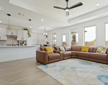 465 Willowmore Drive - Photo Thumbnail 1