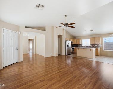 4512 E Windsong Drive - Photo Thumbnail 2