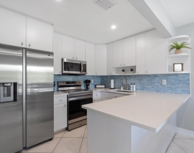 3372 Ne 5th Drive - Photo Thumbnail 6