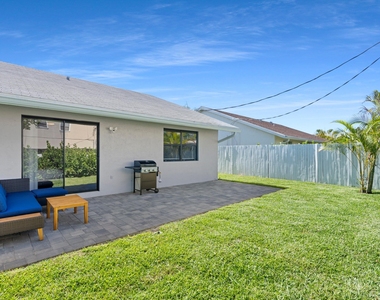 3372 Ne 5th Drive - Photo Thumbnail 19