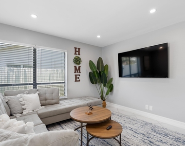 3372 Ne 5th Drive - Photo Thumbnail 3