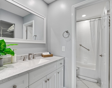 3372 Ne 5th Drive - Photo Thumbnail 9