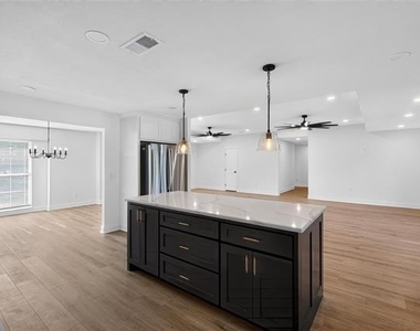 2808 Woodland Drive - Photo Thumbnail 8