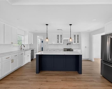 2808 Woodland Drive - Photo Thumbnail 9