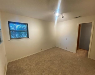 3616 Stagecoach Trail - Photo Thumbnail 22