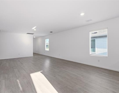 3145 Campeiro Avenue - Photo Thumbnail 4