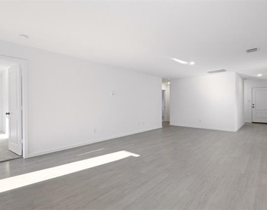 3145 Campeiro Avenue - Photo Thumbnail 3