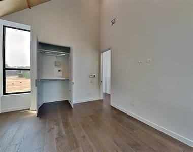 904 Blackland Court - Photo Thumbnail 9