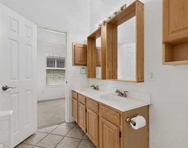 2312 London Drive - Photo Thumbnail 17