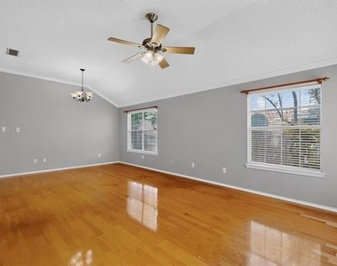 2312 London Drive - Photo Thumbnail 9