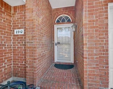 2312 London Drive - Photo Thumbnail 5
