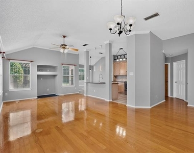 2312 London Drive - Photo Thumbnail 6