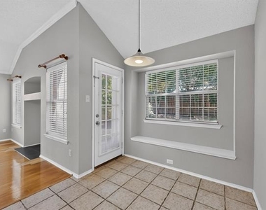 2312 London Drive - Photo Thumbnail 11