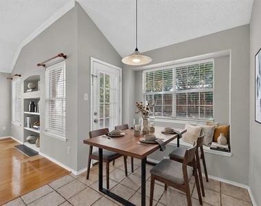 2312 London Drive - Photo Thumbnail 3