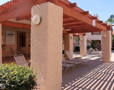 9750 N 94th Place - Photo Thumbnail 6