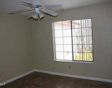 9750 N 94th Place - Photo Thumbnail 12
