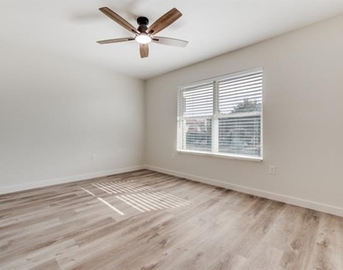 5917 Gaston Avenue - Photo Thumbnail 4