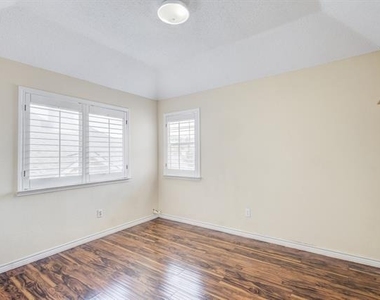 1726 Northampton Drive - Photo Thumbnail 22