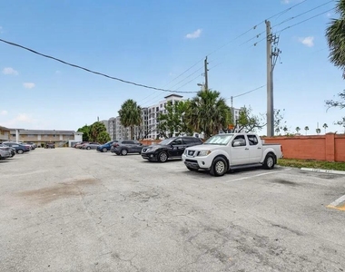 1501 Crescent Circle - Photo Thumbnail 8