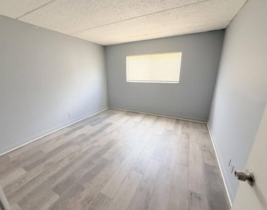 1501 Crescent Circle - Photo Thumbnail 3