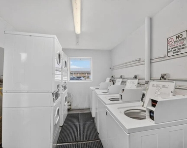 1501 Crescent Circle - Photo Thumbnail 6