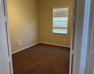5440 W Hobby Horse Drive - Photo Thumbnail 2