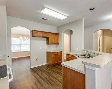 612 Cove Court - Photo Thumbnail 5