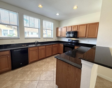 960 Millbrae Court - Photo Thumbnail 6