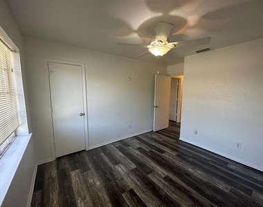 2818 Golfing Green Drive - Photo Thumbnail 6