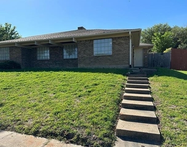 2818 Golfing Green Drive - Photo Thumbnail 3