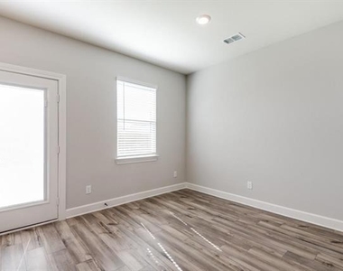 1009 Calhoun Drive - Photo Thumbnail 9