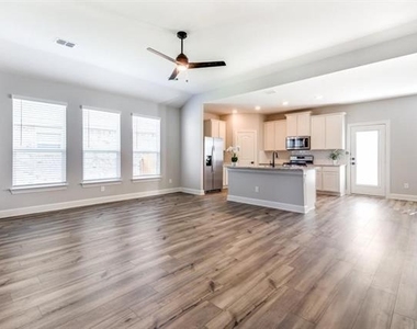 1009 Calhoun Drive - Photo Thumbnail 3