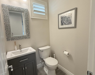 2366 W Gloria Lane - Photo Thumbnail 21